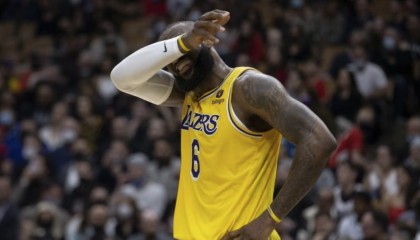 湖人百亿新老板刚来就给詹皇下马威！力挺东契奇，新决策耐人寻味