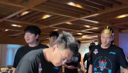 生日当天首秀！山东男篮将帅为陈林坚庆祝32岁生日