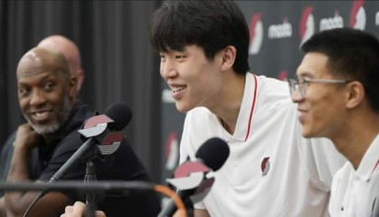 霸气!杨瀚森签约开拓者注册英文社媒,背景图写着:焦虑个锤子!